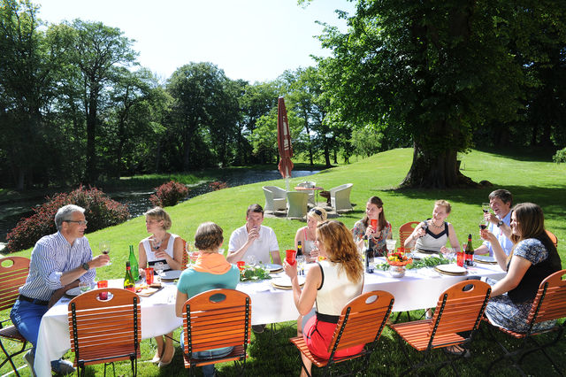 Zu Tisch bei Freunden 