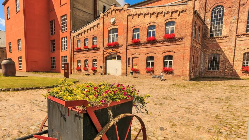 alte-zuckerfabrik-vorderseite-2-blumenwagen-980