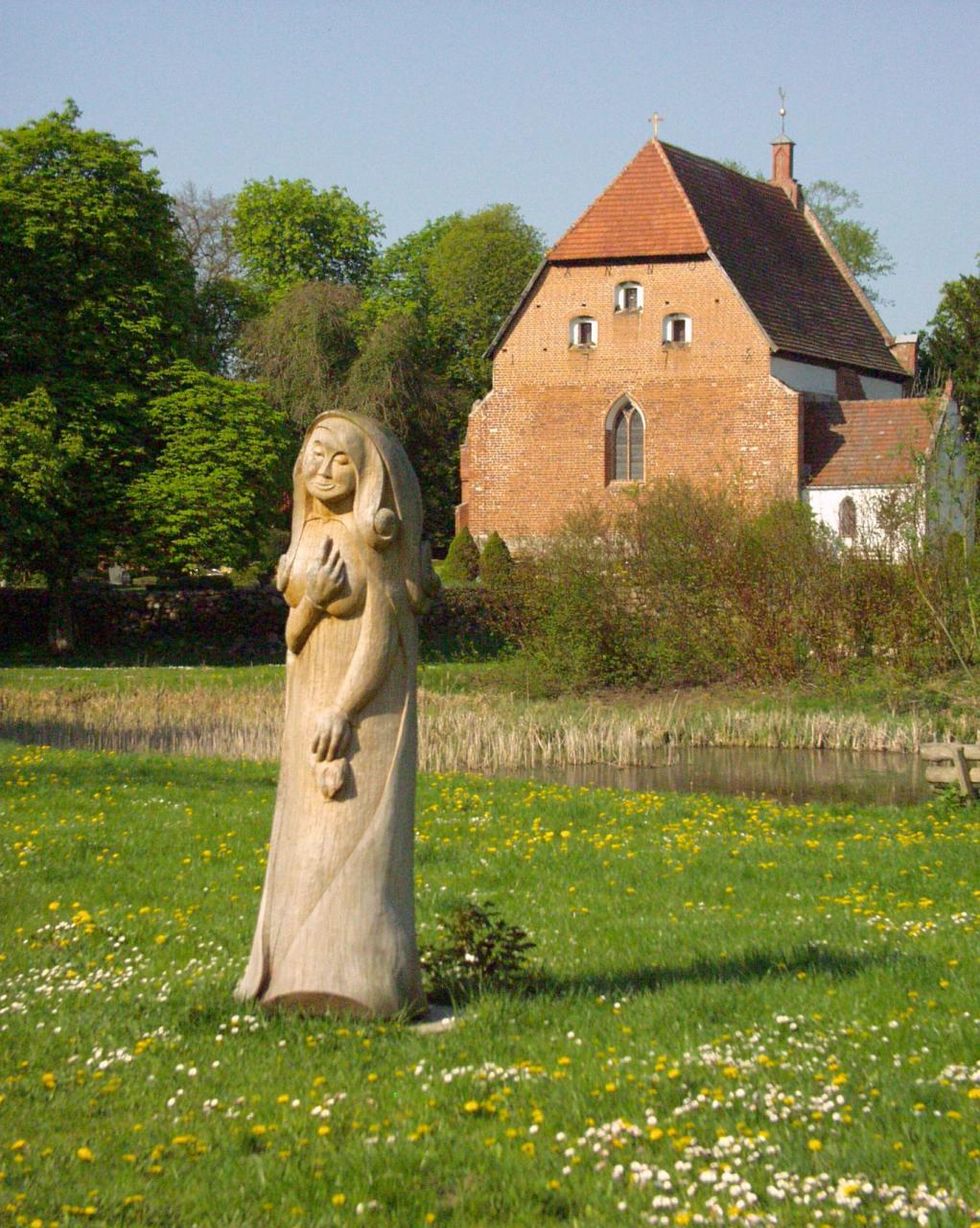 972-weisse-dame-vor-kirche-sagenfigur