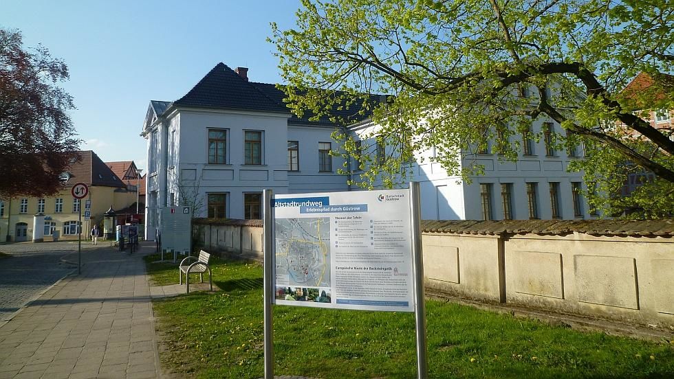 Franz-Parr-Platz bei der Güstrow-Information mit Altstadtrundweg