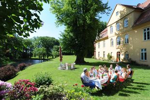 Zu Tisch bei Freunden: Wildes und Vegetarisches vom Grill auf Schloss Lühburg Zu Tisch bei Freunden: Wildes und Vegetarisches vom Grill auf Schloss Lühburg