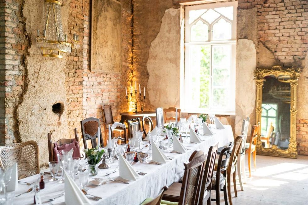 Gedeckter Tisch zur Feier