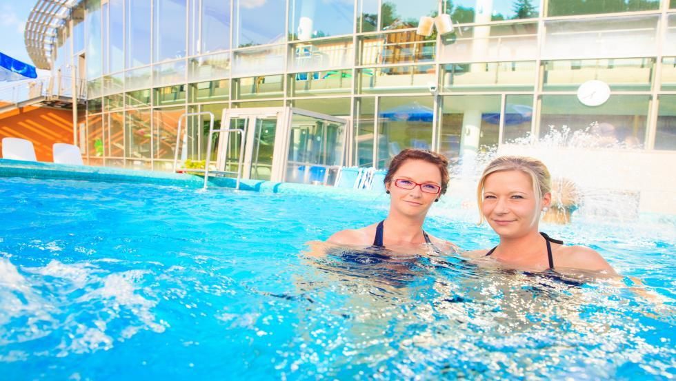 Außenbecken mit Geysieren, Wasserfällen und Massagedüsen