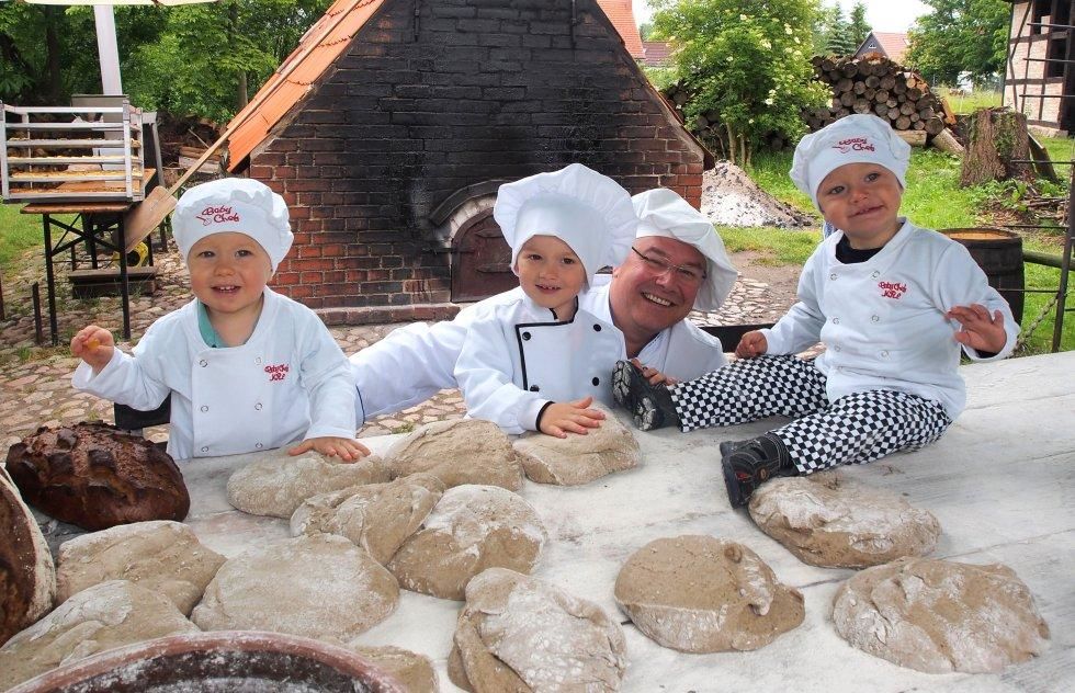 Kinder können Brot mit dem Bäcker backen