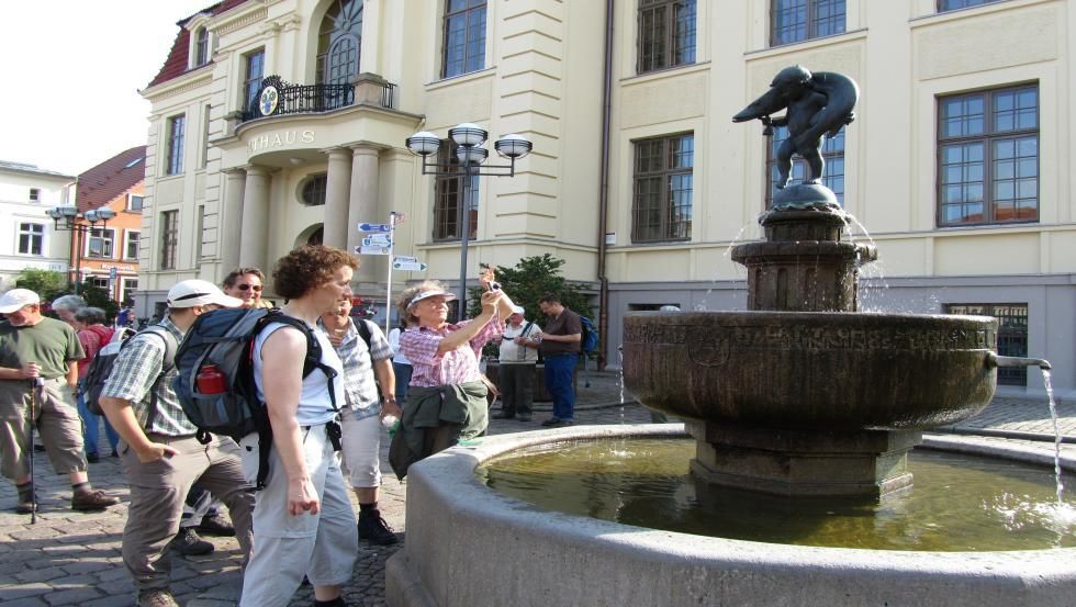 Der Hechtbrunnen - Teterows Wahrzeichen erinnert noch heute an die Schildbürgerstreiche der Altforderen