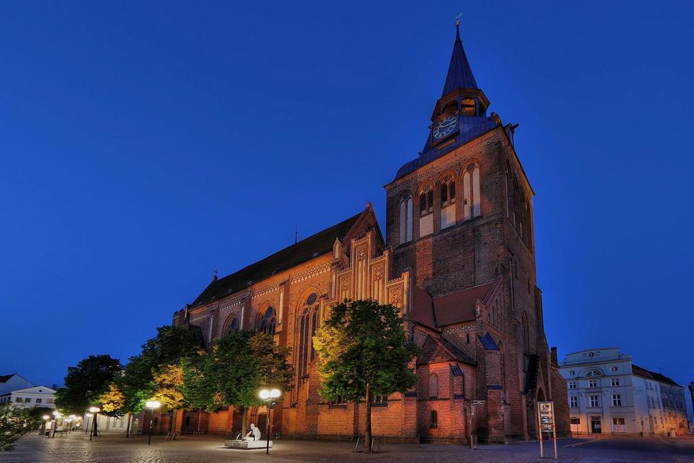 Außenansicht Pfarrkirche St. Marien bei Nacht
