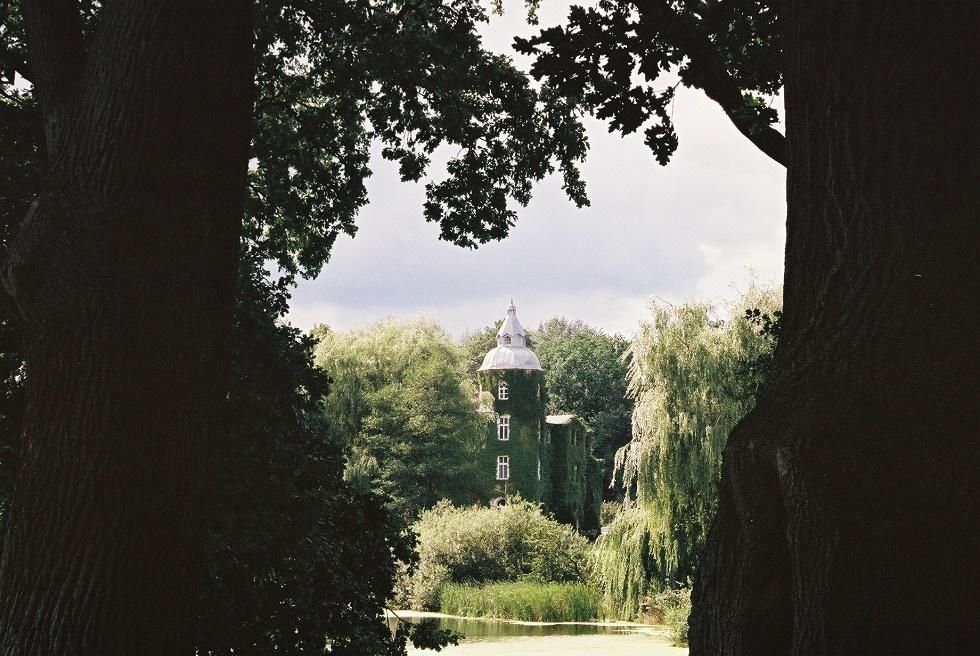 Blick über den Dorfteich auf das Gutshaus Wesselstorf