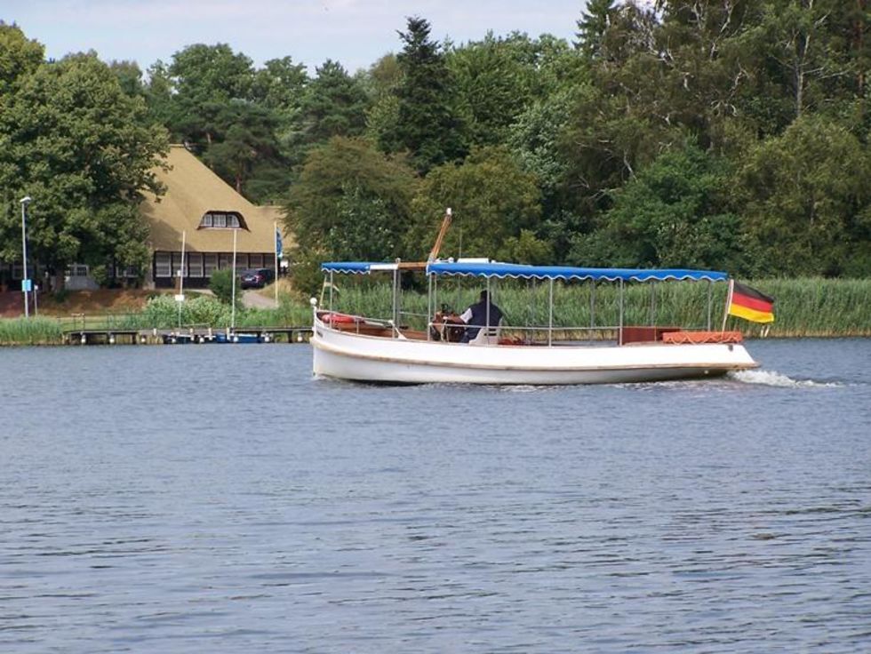 Barkasse Regulus vor der Burgwallinsel