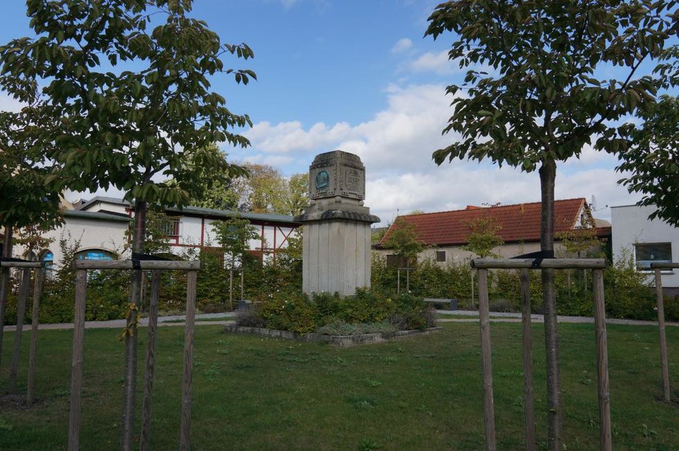 laage_bahnhofsstrasse_gebhard_leberecht_von_bluecher_denkmal_1